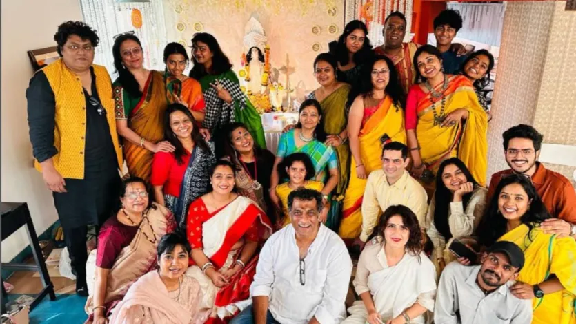 बॉलीवुड के 'बर्फी' और 'लाइफ इन अ मेट्रो' जैसी शानदार फिल्में देने वाले डायरेक्टर अनुराग बासु बीते दिनों अपनी फिल्म को लेकर सुर्खियां बटोरते रहे। अनुराग बासु ने अपने करियर में कई बेहतरीन कहानियां कही हैं और रणबीर कपूर को भी स्टार बनना में बड़ा हाथ रहा है। आज बॉलीवुड के सबसे जहीन डायरेक्टर्स में गिने जाने वाले अनुराग बासु कभी कैंसर जैसी घातक बीमारी से भी जूझ चुके हैं। खास बात ये है कि अनुराग बासु 30 साल की उम्र में ही ब्लड कैंसर को मात दे चुके हैं। जब अनुराग को कैंसर हुआ था तो उनकी पत्नी 7 महीने की प्रेग्नेंट थीं। लेकिन डायरेक्टर ने हार नहीं मानी और मौत के मुंह से निकलकर ऐसी फिल्में बनाईं जिन्होंने समय के फेर को पलट दिया। बॉलीवुड के 'बर्फी' और 'लाइफ इन अ मेट्रो' जैसी शानदार फिल्में देने वाले डायरेक्टर अनुराग बासु बीते दिनों अपनी फिल्म को लेकर सुर्खियां बटोरते रहे। अनुराग बासु ने अपने करियर में कई बेहतरीन कहानियां कही हैं और रणबीर कपूर को भी स्टार बनना में बड़ा हाथ रहा है। आज बॉलीवुड के सबसे जहीन डायरेक्टर्स में गिने जाने वाले अनुराग बासु कभी कैंसर जैसी घातक बीमारी से भी जूझ चुके हैं। खास बात ये है कि अनुराग बासु 30 साल की उम्र में ही ब्लड कैंसर को मात दे चुके हैं। जब अनुराग को कैंसर हुआ था तो उनकी पत्नी 7 महीने की प्रेग्नेंट थीं। लेकिन डायरेक्टर ने हार नहीं मानी और मौत के मुंह से निकलकर ऐसी फिल्में बनाईं जिन्होंने समय के फेर को पलट दिया।