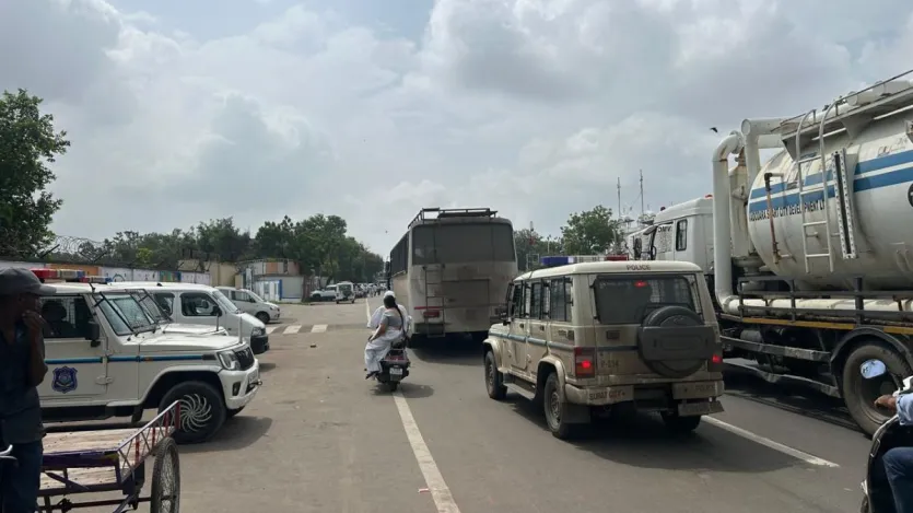 इस अभियान के तहत संदिग्ध व्यक्तियों के दस्तावेजों की गहन जांच की जा रही है, जिसमें फर्जी आधार कार्ड, पैन कार्ड और अन्य पहचान पत्रों का उपयोग कर भारत में रह रहे लोगों की पहचान की जा रही है। इस अभियान के तहत संदिग्ध व्यक्तियों के दस्तावेजों की गहन जांच की जा रही है, जिसमें फर्जी आधार कार्ड, पैन कार्ड और अन्य पहचान पत्रों का उपयोग कर भारत में रह रहे लोगों की पहचान की जा रही है।