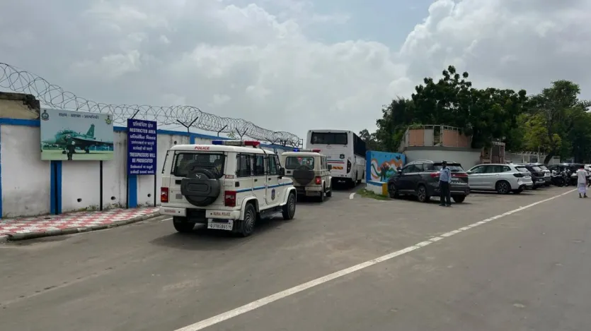 यह कार्रवाई गुजरात में अवैध बांग्लादेशी घुसपैठियों के खिलाफ चल रहे व्यापक अभियान का हिस्सा है, जिसके तहत पिछले दो महीनों में 1200 से अधिक अवैध बांग्लादेशियों को उनके देश वापस भेजा जा चुका है। सभी घुसपैठियों को बसों पर बैठाकर एयरपोर्ट लाया गया। यह कार्रवाई गुजरात में अवैध बांग्लादेशी घुसपैठियों के खिलाफ चल रहे व्यापक अभियान का हिस्सा है, जिसके तहत पिछले दो महीनों में 1200 से अधिक अवैध बांग्लादेशियों को उनके देश वापस भेजा जा चुका है। सभी घुसपैठियों को बसों पर बैठाकर एयरपोर्ट लाया गया।