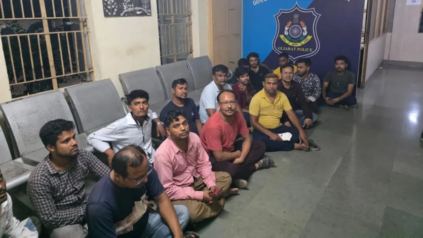 गुजरात पुलिस और अन्य सुरक्षा एजेंसियां पिछले कई महीनों से राज्य के विभिन्न शहरों, जैसे अहमदाबाद, सूरत, वडोदरा और राजकोट में अवैध रूप से रह रहे बांग्लादेशी नागरिकों के खिलाफ सघन अभियान चला रही हैं। गुजरात पुलिस और अन्य सुरक्षा एजेंसियां पिछले कई महीनों से राज्य के विभिन्न शहरों, जैसे अहमदाबाद, सूरत, वडोदरा और राजकोट में अवैध रूप से रह रहे बांग्लादेशी नागरिकों के खिलाफ सघन अभियान चला रही हैं।