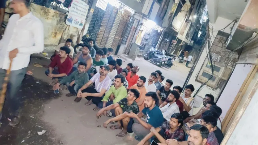 खुफिया जानकारी और स्थानीय सूत्रों के आधार पर पुलिस ने कई इलाकों में छापेमारी की, जिसके परिणामस्वरूप सैकड़ों अवैध प्रवासियों को हिरासत में लिया गया था। खुफिया जानकारी और स्थानीय सूत्रों के आधार पर पुलिस ने कई इलाकों में छापेमारी की, जिसके परिणामस्वरूप सैकड़ों अवैध प्रवासियों को हिरासत में लिया गया था।