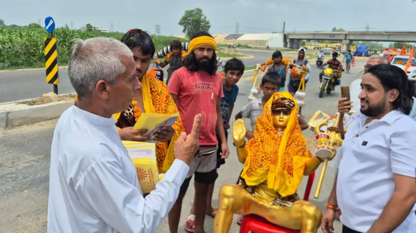 सोने के काम से जुड़े अंकित को यह आइडिया आया कि क्यों न सोने जैसे चमचमाते अंदाज़ में बाबा भोले की सेवा की जाए। बस फिर क्या था, अपनी खास बाइक को गोल्डन रंग में सजाया और उस पर सोने जैसी चमकती शिव प्रतिमा को विराजमान कर हरिद्वार से जल लेकर निकले अपने गांव की ओर। कभी वह भोले बाबा की प्रतिमा को बाइक पर बैठा देता है, तो कभी श्रद्धा से अपने सिर पर उठाकर चलता है।