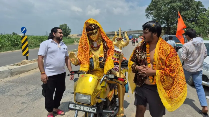 बागपत से हरियाणा के खरखौदा का रहने वाला कावड़िया अंकित इस बार कांवड़ यात्रा में कुछ अलग और खास लेकर आया है। पहली बार कांवड़ लेकर आए अंकित ने भोलेनाथ की भक्ति में ऐसा रंग जमाया है कि हर पड़ाव पर लोग उसे देख रुक जाते हैं। वजह है उसकी 