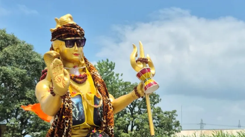बागपत के बड़ौत-बढ़ाना मार्ग पर एक शिविर के बाहर अंकित ने मीडिया से बातचीत करते हुए बताया, “मैं सोने का काम करता हूं, इसलिए सोचा कि सेवा भी कुछ अलग और खास होनी चाहिए। गोल्डन बाइक और गोल्डन बाबा लेकर आया हूं, ताकि बाबा को भी लगे कि भक्तों में भी दम है।”
