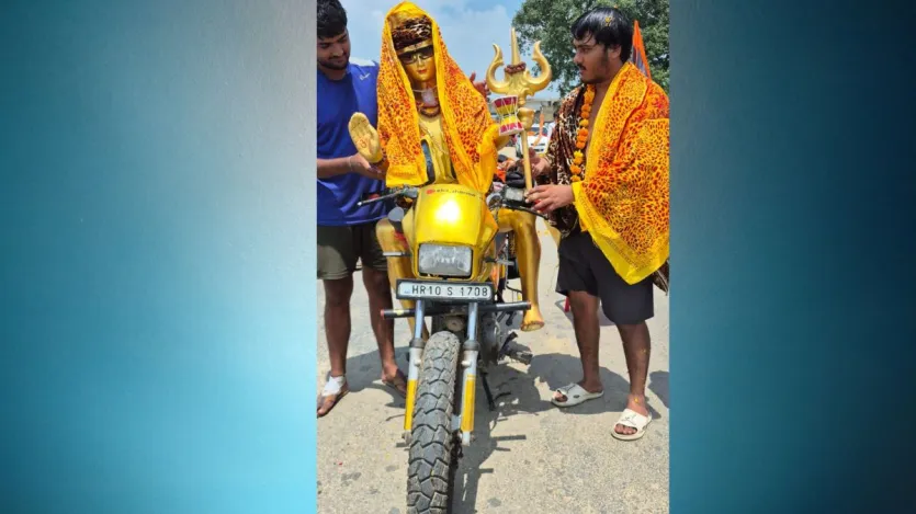 पुलिस लगातार लाउडस्पीकर से नशे से दूर रहने की अपील कर रही है। लेकिन हल्के-फुल्के अंदाज़ में कुछ कावड़िए थकान मिटाने के लिए हुक्का का सहारा भी लेते नजर आ रहे हैं। 