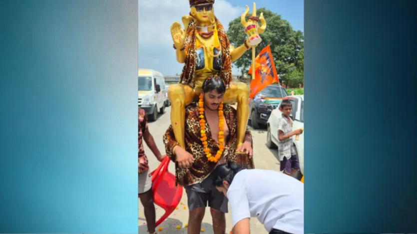 रास्ते में कई झांकियां भी देखने को मिल रही हैं, जिनमें आदिशिव की झलक देखने लायक है। 