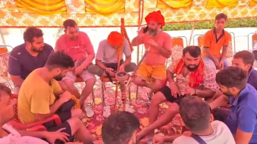 कांवड़ियों को रुकने के लिए कई जगहों पर प्वाइंट बनाए गए हैं। भक्ति के बीच हुक्का ब्रेक और हुक्का शिविर का आकर्षण देखा जा रहा है। 