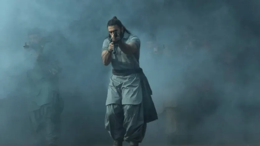 रणवीर सिंह अभिनीत फिल्म 'धुरंधर' इस साल 5 दिसंबर को रिलीज होगी। कमाल के कलाकारों से सजी इस फिल्म का निर्देशन आदित्य धर ने किया है, वही फिल्म निर्माता जिन्होंने अपनी पहली फिल्म 'उरी: द सर्जिकल स्ट्राइक' के लिए प्रशंसा बटोरी थी। हाल ही में फिल्म का पहला लुक लोगों के सामने आया है, जिसमें रणवीर सिंह को नजरअंदाज कर पाना मुश्किल था। इस पहले टीजर में फिल्म की कहानी से जुड़े कई संकेत मिले हैं, चलिए आपको बताते हैं। रणवीर सिंह अभिनीत फिल्म 'धुरंधर' इस साल 5 दिसंबर को रिलीज होगी। कमाल के कलाकारों से सजी इस फिल्म का निर्देशन आदित्य धर ने किया है, वही फिल्म निर्माता जिन्होंने अपनी पहली फिल्म 'उरी: द सर्जिकल स्ट्राइक' के लिए प्रशंसा बटोरी थी। हाल ही में फिल्म का पहला लुक लोगों के सामने आया है, जिसमें रणवीर सिंह को नजरअंदाज कर पाना मुश्किल था। इस पहले टीजर में फिल्म की कहानी से जुड़े कई संकेत मिले हैं, चलिए आपको बताते हैं।