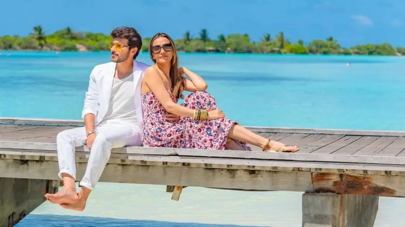 दिव्येंदु शर्मा के प्रोफेशनल करियर के बारे में तो लोग काफी कुछ जानते हैं, लेकिन उनकी निजी जिंदगी और प्यार की कहानी बहुत कम लोगों को पता है। खासकर उनकी पत्नी के बारे में जानने की जिज्ञासा कई लोगों में रहती है। तो चलिए आज हम आपको दिव्येंदु की पत्नी आकांक्षा शर्मा के बारे में बताते हैं और उनके खूबसूरत रिश्ते की कहानी साझा करते हैं। वैसे देखने में भी दिव्येंदु की पत्नी किसी फिल्मी हसीना से कम नहीं हैं।