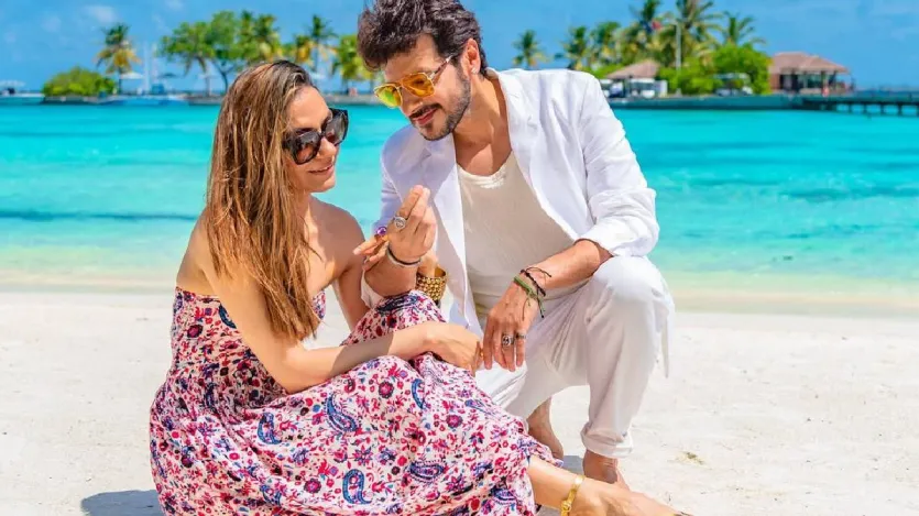 इस डर के चलते उन्होंने लगभग 6-7 साल तक अपनी भावनाओं को छुपाए रखा। वह इस उलझन में थे कि कहीं उनका प्यार एकतरफा न हो या आकांक्षा उनकी भावनाओं को गलत तरीके से न ले ले, लेकिन यह सब सिर्फ एक सच्चे और गहरे प्यार का प्रतीक था, जो वक्त के साथ और भी मजबूत होता गया। जब दिव्येंदु अपने फिल्मी करियर की शुरुआत करने मुंबई चले गए, तब उन्होंने महसूस किया कि आकांक्षा उनके जीवन में कितनी महत्वपूर्ण हैं।