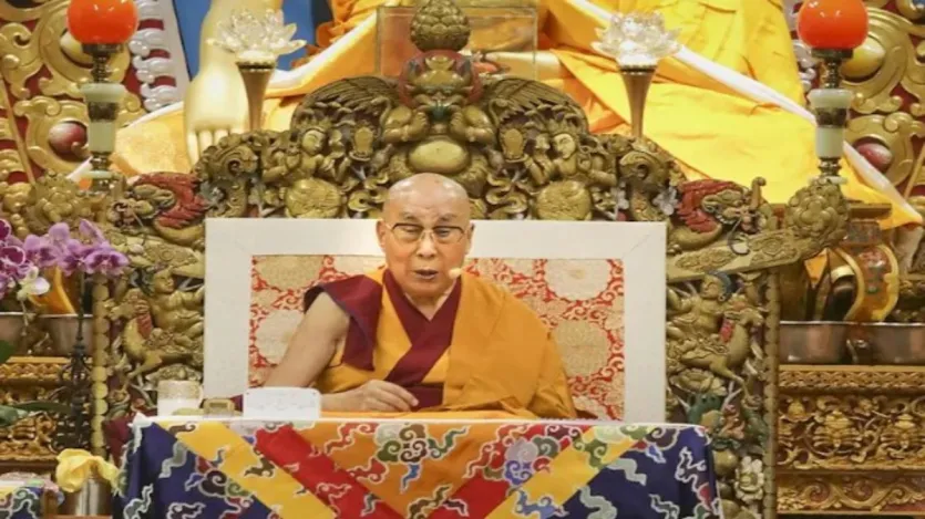 बता दें कि 14वें दलाई लामा का चुनाव स्वर्ण कलश विधि से नहीं किया गया था। यह परंपरा 1792 से शुरू की गई थी, जबकि दलाई लामा की परंपरा 1587 से चली आ रही है। बता दें कि 14वें दलाई लामा का चुनाव स्वर्ण कलश विधि से नहीं किया गया था। यह परंपरा 1792 से शुरू की गई थी, जबकि दलाई लामा की परंपरा 1587 से चली आ रही है।