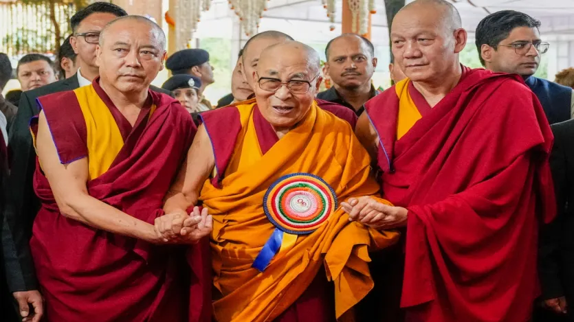 वर्तमान दलाई लामा का असली नाम तेनजिन ग्यात्सो है, जिनकी पहचान 2 साल की उम्र में अगले दलाई लामा के तौर पर की गई थी और 4 साल की उम्र में उन्हें ल्हासा लाया गया था। वर्तमान दलाई लामा का असली नाम तेनजिन ग्यात्सो है, जिनकी पहचान 2 साल की उम्र में अगले दलाई लामा के तौर पर की गई थी और 4 साल की उम्र में उन्हें ल्हासा लाया गया था।