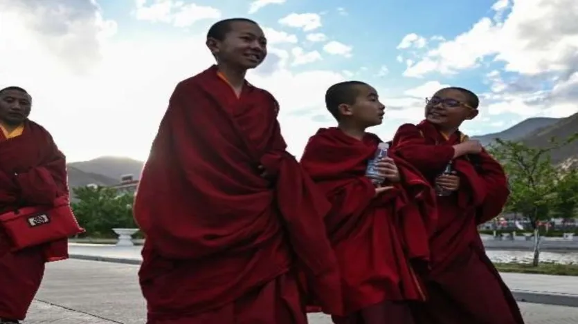 दलाई लामा अपनी मृत्यु से पहले कुछ संकेत देते हैं और उनकी मौत के 9 महीने बाद जन्मे खास बच्चे को खोजा जाता है और फिर उसे पुराने दलाई लामा की कुछ चीजें दिखाई जाती है, इसे पहचानने वाला बच्चा ही नया दलाई लामा बनता है। दलाई लामा अपनी मृत्यु से पहले कुछ संकेत देते हैं और उनकी मौत के 9 महीने बाद जन्मे खास बच्चे को खोजा जाता है और फिर उसे पुराने दलाई लामा की कुछ चीजें दिखाई जाती है, इसे पहचानने वाला बच्चा ही नया दलाई लामा बनता है।
