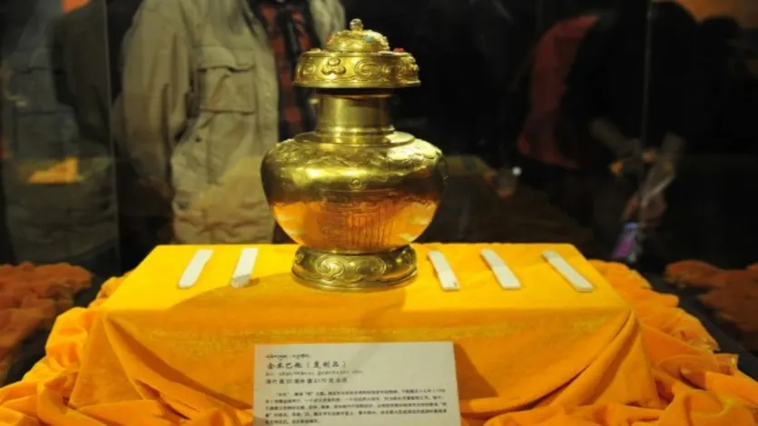 दलाई लामा के चुनाव की कलश विधि की शुरुआत 1792 में किंग राजवंश के दौरान हुई थी। जिन बच्चों को दलाई लामा का पुनर्जन्म माना जाता है, उन्हें अधिकृत मंदिरों द्वारा नामित किया जाना चाहिए, जिसके बाद कलश से उनका नाम निकालकर ऐलान किया जाता है। दलाई लामा के चुनाव की कलश विधि की शुरुआत 1792 में किंग राजवंश के दौरान हुई थी। जिन बच्चों को दलाई लामा का पुनर्जन्म माना जाता है, उन्हें अधिकृत मंदिरों द्वारा नामित किया जाना चाहिए, जिसके बाद कलश से उनका नाम निकालकर ऐलान किया जाता है।