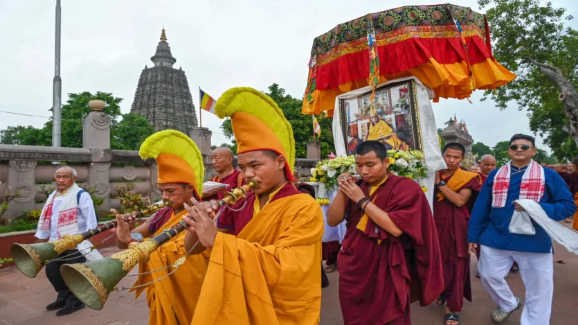 दलाई लामा का उत्तराधिकारी चुनना तिब्बती बौद्ध धर्म की एक अनोखी और पवित्र परंपरा है, जो पुनर्जन्म, आध्यात्मिक संकेतों और कठिन परीक्षणों पर आधारित है। दलाई लामा का उत्तराधिकारी चुनना तिब्बती बौद्ध धर्म की एक अनोखी और पवित्र परंपरा है, जो पुनर्जन्म, आध्यात्मिक संकेतों और कठिन परीक्षणों पर आधारित है।