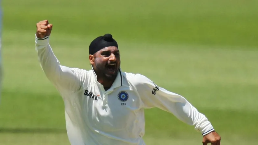 हरभजन सिंह ने भारत के लिए टेस्ट क्रिकेट में कुल 871 मेडन ओवर्स फेंके हैं और इस दौरान उन्होंने कुल 417 मेडन ओवर्स फेंके हैं। हरभजन भारत के लिए टेस्ट में हैट्रिक लेने वाले पहले गेंदबाज हैं।