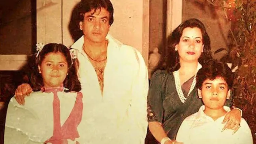 जीतेंद्र और उनकी पत्नी शोभा बॉलीवुड की सबसे प्रतिष्ठित जोड़ियों में से एक हैं। शोभा एक ब्रिटिश एयरलाइन की एयर होस्टेस थीं और जीतेंद्र की बहुत बड़ी फैन हुआ करती थीं। उन्होंने अक्टूबर 1974 में विवाह बंधन में बंध गए और वे तुषार और एकता कपूर के माता-पिता बने। उनकी लव स्टोरी आज भी लोगों को प्रेरित करती है।
