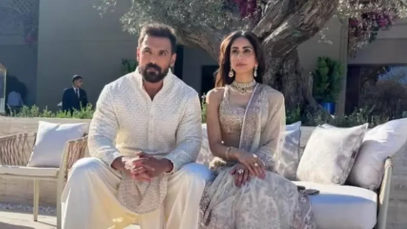 जॉन अब्राहम अपने आकर्षक लुक्स के चलते आज भी लाखों दिलों पर राज करते हैं। खासतौर पर फीमेल फैंस के बीच उनकी दीवानगी का अलग ही आलम है। एक दिन उनकी मुलाकात प्रिया रुंचाल से हुई, जो बैंकर थीं और उनकी फैन भी। 2011 में दोनों की मुलाकात हुई और 2014 में दोनों ने गुपचुप शादी कर ली।