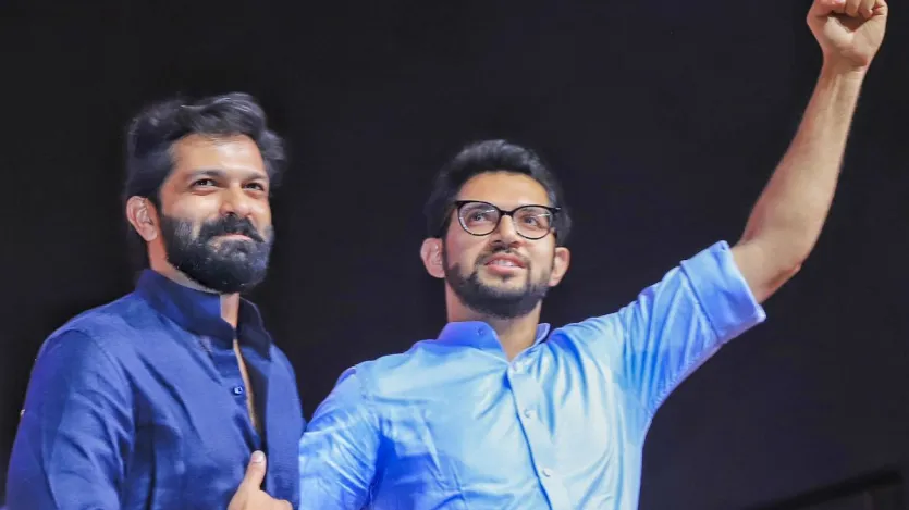 ठाकरे बंधुओं के मिलने के अलावा जिन तस्वीरों ने सबको अपनी तरफ आकर्षित किया वो है राज ठाकरे के बेटे अमित ठाकरे और उद्धव ठाकरे के बेटे आदित्य ठाकरे। दोनों भाइयों ने भी बड़े ही गर्मजोशी से एक-दूसरे से मुलाकात की और समर्थकों का अभिवादन किया।
 ठाकरे बंधुओं के मिलने के अलावा जिन तस्वीरों ने सबको अपनी तरफ आकर्षित किया वो है राज ठाकरे के बेटे अमित ठाकरे और उद्धव ठाकरे के बेटे आदित्य ठाकरे। दोनों भाइयों ने भी बड़े ही गर्मजोशी से एक-दूसरे से मुलाकात की और समर्थकों का अभिवादन किया।