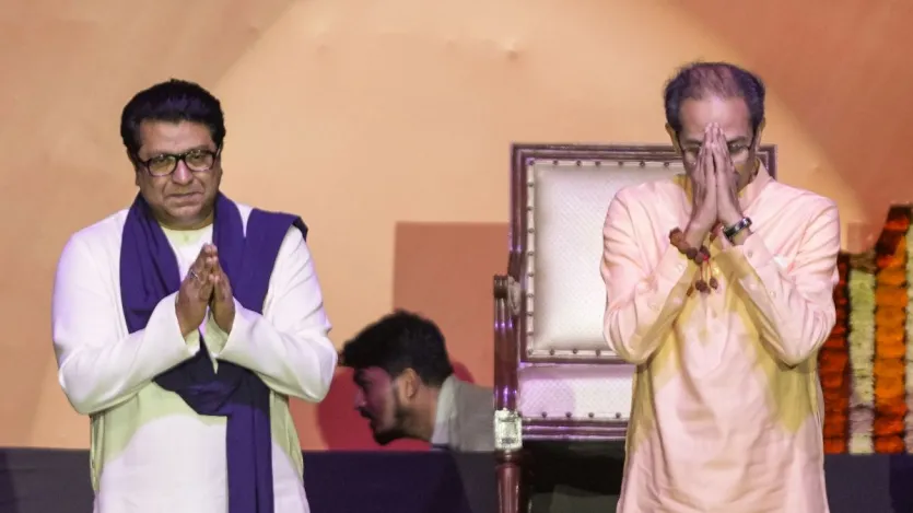 रैली को संबोधित करते हुए राज ठाकरे ने चुटकी ली और कहा कि मुख्यमंत्री देवेंद्र फडणवीस ने दोनों चचेरे भाइयों को एक साथ लाकर वह काम कर दिया है जो शिवसेना के संस्थापक बालासाहेब ठाकरे और अन्य लोग नहीं कर सके।  रैली को संबोधित करते हुए राज ठाकरे ने चुटकी ली और कहा कि मुख्यमंत्री देवेंद्र फडणवीस ने दोनों चचेरे भाइयों को एक साथ लाकर वह काम कर दिया है जो शिवसेना के संस्थापक बालासाहेब ठाकरे और अन्य लोग नहीं कर सके।