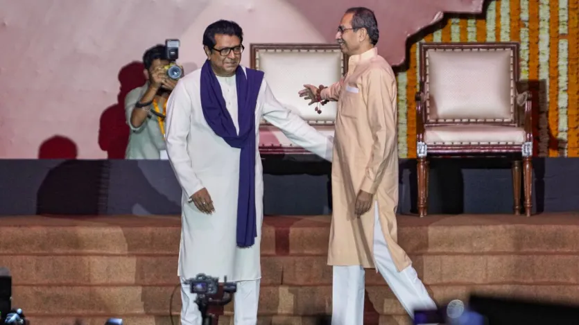 मंच पर दोनों भाइयों का मिलन देखकर दोनों पार्टियों के कार्यकर्ता खुशी से झूम उठे। तस्वीरें देखकर हर कोई कह रहा है कि लगता है कि भाइयों के बीच मनमुटाव खत्म हो गया है। मंच पर दोनों भाइयों का मिलन देखकर दोनों पार्टियों के कार्यकर्ता खुशी से झूम उठे। तस्वीरें देखकर हर कोई कह रहा है कि लगता है कि भाइयों के बीच मनमुटाव खत्म हो गया है।