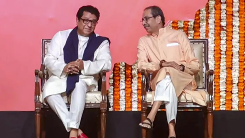 मंच पर राज ठाकरे से उद्धव ठाकरे बातचीत करते भी दिखे। रैली को संबोधित करते हुए राज ठाकरे ने कहा बालासाहेब ठाकरे ने अंग्रेजी स्कूल में पढ़ाई की थी, अंग्रेजी अखबार में काम किया था, लेकिन उन्होंने मराठी की स्थिति से कभी समझौता नहीं किया। मंच पर राज ठाकरे से उद्धव ठाकरे बातचीत करते भी दिखे। रैली को संबोधित करते हुए राज ठाकरे ने कहा बालासाहेब ठाकरे ने अंग्रेजी स्कूल में पढ़ाई की थी, अंग्रेजी अखबार में काम किया था, लेकिन उन्होंने मराठी की स्थिति से कभी समझौता नहीं किया।