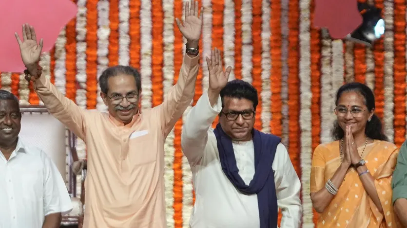 शिवसेना(UBT) और मनसे की संयुक्त ‘विजय’ रैली में राष्ट्रवादी कांग्रेस पार्टी (शरदचंद्र पवार)की कार्यकारी अध्यक्ष सुप्रिया सुले और अन्य नेता मौजूद रहे, लेकिन केवल राज और उद्धव ही मंच पर मौजूद रहे और जनसभा को संबोधित किया।  शिवसेना(UBT) और मनसे की संयुक्त ‘विजय’ रैली में राष्ट्रवादी कांग्रेस पार्टी (शरदचंद्र पवार)की कार्यकारी अध्यक्ष सुप्रिया सुले और अन्य नेता मौजूद रहे, लेकिन केवल राज और उद्धव ही मंच पर मौजूद रहे और जनसभा को संबोधित किया।