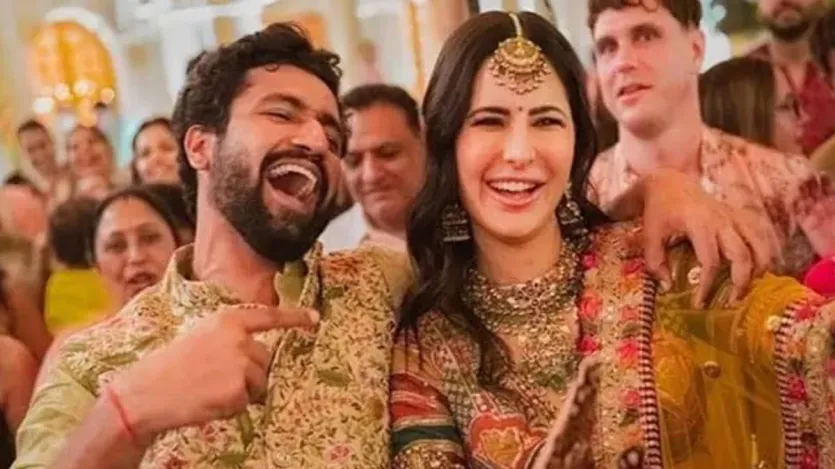 विक्की कौशल भी कभी कैटरीना कैफ के जबरा फैन हुआ करते थे और वह अक्सर अवॉर्ड शोज और इंटरव्यू में इसके बारे में बात करते देखे जा चुके हैं। 2019 में एक अवॉर्ड शो में मिलने के बाद दोनों की मुलाकात का सिलसिला शुरू हुआ और फिर 2021 में दोनों ने राजस्थान में रॉयल अंदाज में शादी कर ली।