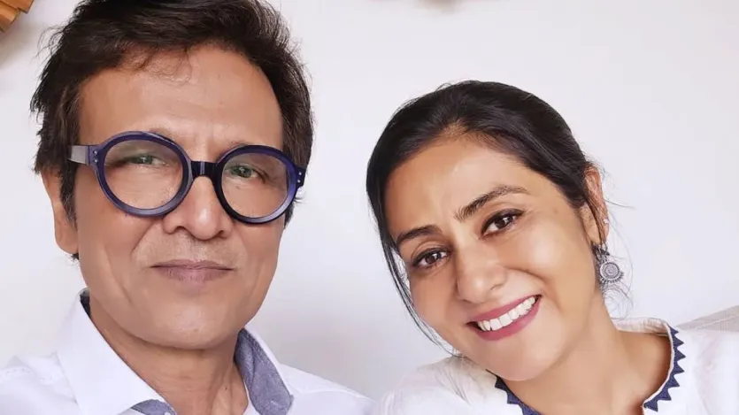 दोनों का ये फैसला एक व्यावहारिक और भावनात्मक निर्णय था जिसने उनकी शादी की नींव रखी। इस पर के के ने मजाकिया अंदाज में कहा था, जब हम एक घर साझा कर सकते हैं तो दो घरों का किराया क्यों दें?' उन्होंने ये भी कहा था कि ये शादी रेंट बचाने के लिए उन्होंने की थी। फिलहाल रेंट साझा करने से शुरू हुआ प्यार अब नई पीढ़ी के लिए मिसाल बन चुका है। दोनों हमेशा एक-दूसरे के लिए खड़े रहे और लाइमलाइट से बचते हुए एक खूबसूरत जिंदगी गुजार रहे हैं। दोनों का ये फैसला एक व्यावहारिक और भावनात्मक निर्णय था जिसने उनकी शादी की नींव रखी। इस पर के के ने मजाकिया अंदाज में कहा था, जब हम एक घर साझा कर सकते हैं तो दो घरों का किराया क्यों दें?' उन्होंने ये भी कहा था कि ये शादी रेंट बचाने के लिए उन्होंने की थी। फिलहाल रेंट साझा करने से शुरू हुआ प्यार अब नई पीढ़ी के लिए मिसाल बन चुका है। दोनों हमेशा एक-दूसरे के लिए खड़े रहे और लाइमलाइट से बचते हुए एक खूबसूरत जिंदगी गुजार रहे हैं।