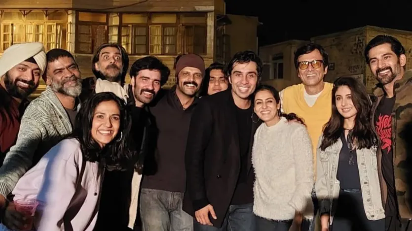दोनों ने अपने रिश्ते को हमेशा निजी रखा है। निवेदिता ने एक इंटरव्यू में बताया था कि वह नहीं चाहती थीं कि उनकी शादी महज गपशप का विषय बने। उनके लिए यह रिश्ता उनकी व्यक्तिगत समझ और पेशेवर एकजुटता का प्रतीक है। उन्होंने कहा, 'हम दोनों एक्टर्स हैं, इसलिए एक-दूसरे की चुनौतियों और पेशे की मांगों को बेहतर समझते हैं। हम न सिर्फ एक-दूसरे का समर्थन करते हैं बल्कि फिल्मों, नाटकों, लेखन, निर्देशन और संगीत पर भी खुलकर चर्चा करते हैं। इससे हमारे रिश्ते को गहराई मिलती है।' दोनों ने अपने रिश्ते को हमेशा निजी रखा है। निवेदिता ने एक इंटरव्यू में बताया था कि वह नहीं चाहती थीं कि उनकी शादी महज गपशप का विषय बने। उनके लिए यह रिश्ता उनकी व्यक्तिगत समझ और पेशेवर एकजुटता का प्रतीक है। उन्होंने कहा, 'हम दोनों एक्टर्स हैं, इसलिए एक-दूसरे की चुनौतियों और पेशे की मांगों को बेहतर समझते हैं। हम न सिर्फ एक-दूसरे का समर्थन करते हैं बल्कि फिल्मों, नाटकों, लेखन, निर्देशन और संगीत पर भी खुलकर चर्चा करते हैं। इससे हमारे रिश्ते को गहराई मिलती है।'