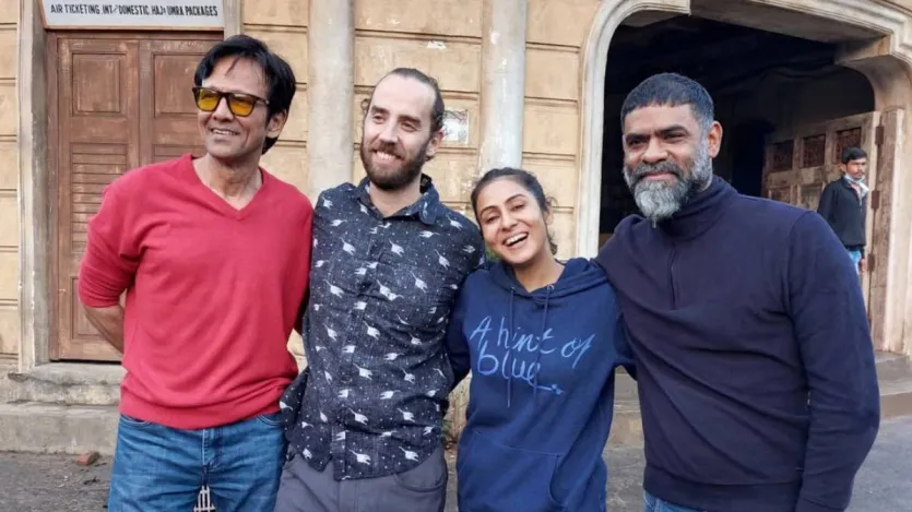 भले ही उनका करियर अक्सर सुर्खियों में रहा हो, लेकिन के के मेनन अपनी निजी जिंदगी को मीडिया की नजरों से दूर रखते हैं। उन्होंने साल 2002 में अभिनेत्री निवेदिता भट्टाचार्य से शादी की थी। दोनों की मुलाकात थिएटर के दिनों में हुई थी और फिल्मों के प्रति उनके साझा प्रेम ने उन्हें करीब ला दिया। मुंबई में अपने संघर्ष के दिनों में जब दोनों अलग-अलग घरों में रहते थे, तब उन्होंने साथ रहने का फैसला लिया। भले ही उनका करियर अक्सर सुर्खियों में रहा हो, लेकिन के के मेनन अपनी निजी जिंदगी को मीडिया की नजरों से दूर रखते हैं। उन्होंने साल 2002 में अभिनेत्री निवेदिता भट्टाचार्य से शादी की थी। दोनों की मुलाकात थिएटर के दिनों में हुई थी और फिल्मों के प्रति उनके साझा प्रेम ने उन्हें करीब ला दिया। मुंबई में अपने संघर्ष के दिनों में जब दोनों अलग-अलग घरों में रहते थे, तब उन्होंने साथ रहने का फैसला लिया।
