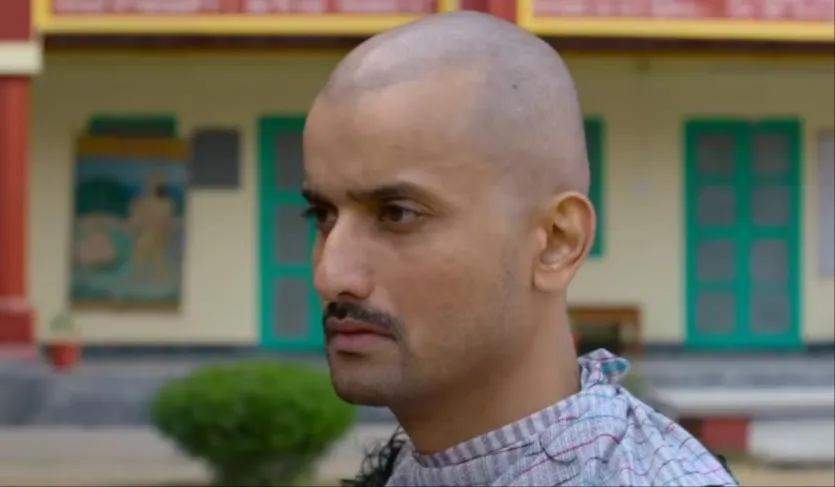 सीएम योगी आदित्यनाथ की बायोपिक में लीड रोल निभा रहे एक्टर अनंत जोशी ने IANS से बातचीत में खुलासा किया कि उन्होंने सिर क्यों मुंडवाया। एक्टर का मानना है कि वो इस किरदार को अच्छे से पेश करने के लिए हर संभव कोशिश करेंगे। अनंत ने कहा, 'मैं अपने पूरे जीवन में भावनात्मक रूप से अपने बालों से जुड़ा रहा हूं। इसे खोना सिर्फ एक कॉस्मेटिक बदलाव नहीं था... यह मेरे खुद के एक हिस्से को खोना था। लेकिन, इस भूमिका के लिए बलिदान की आवश्यकता थी। मुझे पता था कि मैं इसे नकली नहीं बना सकता। मुझे इस किरदार को जीना था। मुझे योगी बनना था, न कि सिर्फ उनके किरदार निभाना था।' सीएम योगी आदित्यनाथ की बायोपिक में लीड रोल निभा रहे एक्टर अनंत जोशी ने IANS से बातचीत में खुलासा किया कि उन्होंने सिर क्यों मुंडवाया। एक्टर का मानना है कि वो इस किरदार को अच्छे से पेश करने के लिए हर संभव कोशिश करेंगे। अनंत ने कहा, 'मैं अपने पूरे जीवन में भावनात्मक रूप से अपने बालों से जुड़ा रहा हूं। इसे खोना सिर्फ एक कॉस्मेटिक बदलाव नहीं था... यह मेरे खुद के एक हिस्से को खोना था। लेकिन, इस भूमिका के लिए बलिदान की आवश्यकता थी। मुझे पता था कि मैं इसे नकली नहीं बना सकता। मुझे इस किरदार को जीना था। मुझे योगी बनना था, न कि सिर्फ उनके किरदार निभाना था।'