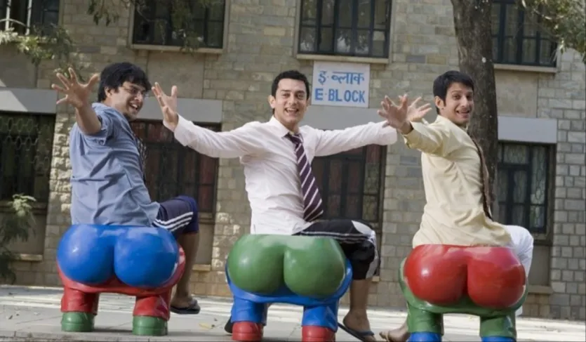 राजकुमार हिरानी द्वारा निर्देशित, '3 इडियट्स' 25 दिसंबर 2009 को रिलीज हुई थी। इस फिल्म में करीना कपूर खान, ओमी वैद्य और मोना सिंह भी थीं। निर्माताओं ने इस कॉमेडी-ड्रामा पर 55 करोड़ रुपये खर्च किए थे।