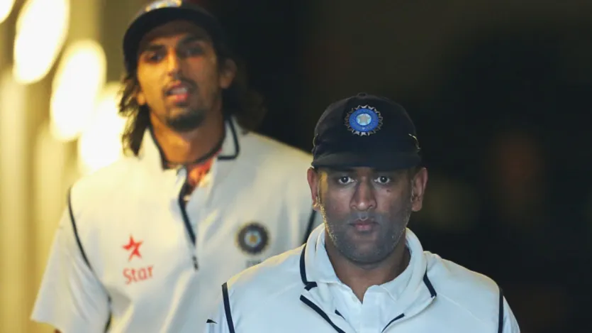 एमएस धोनी इस लिस्ट में नंबर चार पर आते हैं। महेंद्र सिंह धोनी ने भारत के लिए 90 टेस्ट खेलकर 78 छक्के लगाए हैं। उन्होंने भी भारत के लिए टेस्ट में साढ़े चार हजार से ज्यादा रन बनाने का काम किया है। धोनी के नाम टेस्ट में छह शतक दर्ज हैं। 
