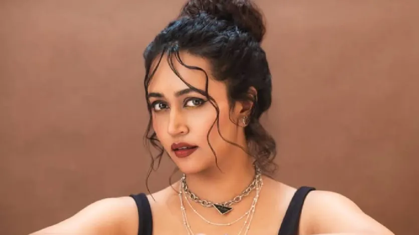 'लड़की सिर्फ दो-तीन गानों तक सीमित रहती है या फिर मर जाती है। मैं चाहती हूं कि मैं कोई ऐसा रोल निभाऊं जो ठोस हो, जिसमें ग्राफ हो और जिसे करने में मुझे मजा आए। कुछ मीनिंगफुल, मजेदार, मीटी रोल्स टाइप।' बता दें, सान्विका पंचायत के अलावा भी अब कई अन्य प्रोजेक्ट्स पर भी काम कर रही हैं, लेकिन अभी उन्होंने इसके बारे में कोई जानकारी नहीं दी है।