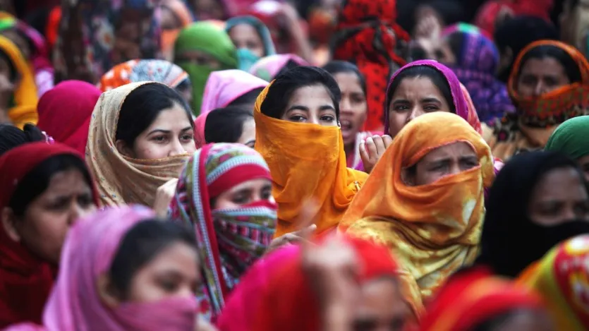 इसी तरह भारत के पड़ोसी मुल्कों 1950 में बांग्लादेश की आबादी 4.12 करोड़ और पाकिस्तान की आबादी 3.58 करोड़ थी और ये क्रमश: 12वें और 15वें स्थान पर थे। 2025 में 17.5 करोड़ की आबादी के साथ बांग्लादेश 8वें और 25.5 करोड़ की आबादी के साथ पाकिस्तान 5वें स्थान पर है।
