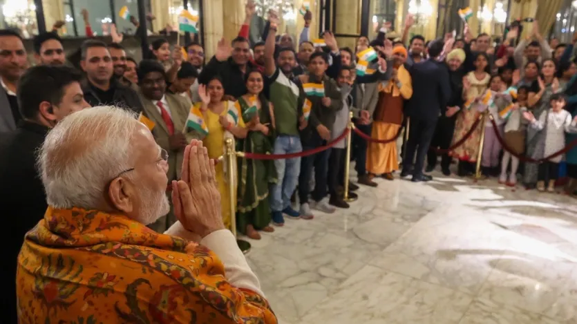 पीएम मोदी को अक्सर बच्चों के साथ मजे करते हुए देखा जा सकता है। वह देश के अलग-अलग हिस्सों में अपने दौरे के बीच बच्चों के साथ समय बिताते देखे गए हैं। विदेशों से भी पहले भी कई तस्वीरें सामने आ चुकी हैं, जिनसे यह साफ होता है कि पीएम को बच्चों के साथ खेलना पसंद है।