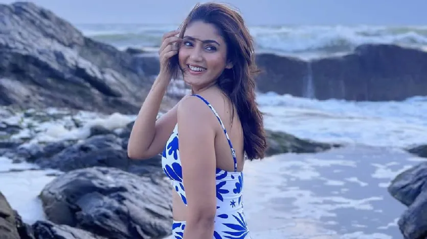 सना मकबूल इन दिनों श्रीलंका में छुट्टियां मना रही हैं और अपनी जिंदगी को जमकर एंजॉय कर रही हैं। उन्होंने सोशल मीडिया पर अपनी श्रीलंका वेकेशन की ढेरों तस्वीरें शेयर की हैं, जिनमें उन्हें नई-नई लोकेशन्स पर एंजॉय करते देखा जा सकता है। सोशल मीडिया पर सना की ये तस्वीरें तेजी से वायरल हो रही हैं।