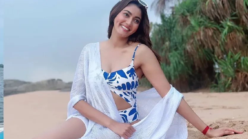 बता दें, सना मकबूल टीवी इंडस्ट्री की जानी-मानी एक्ट्रेस हैं और कई हिट टीवी शोज का हिस्सा रह चुकी हैं।  इसके अलावा वह चर्चित रियेलिटी शो बिग बॉस ओटीटी 3 का भी हिस्सा रहीं और सीजन की विनर बनकर उभरीं। उनके साथ टॉप 3 में रणवीर शौरी और रैपर नैजी थे, जिन्हें हराते हुए सना सीजन की विनर बन गईं।