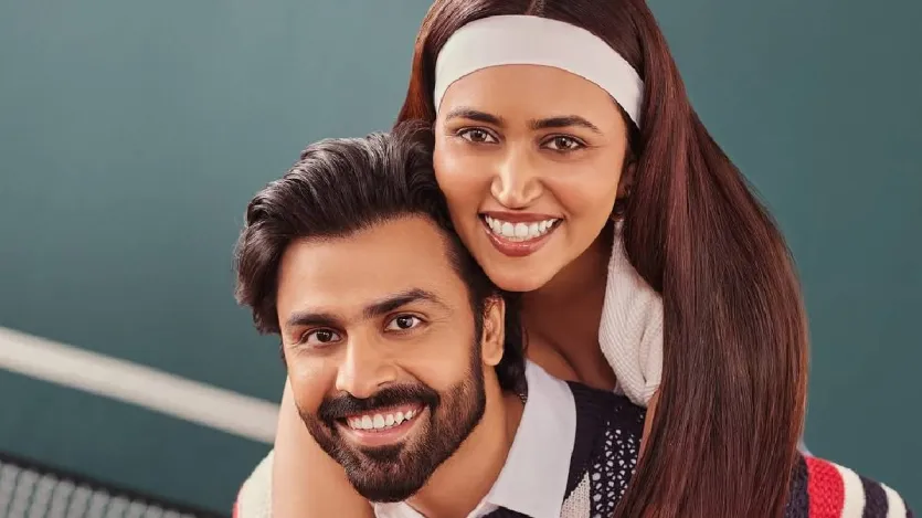 'पंचायत' सीरीज का चौथा सीजन हाल ही में रिलीज किया गया, जिसे बाकि के सीजन्स की तरह दर्शकों से पॉजिटिव रिस्पॉन्स मिला। सीजन 4 की सफलता के बाद मेकर्स ने सीजन 5 का भी ऐलान कर दिया है। पंचायत में प्रधान जी की बेटी रिंकी का किरदार निभाने वाली सान्विका भी अपने किरदार के लिए खूब सुर्खियां बटोर रही हैं। सीरीज में सचिव जी (जितेंद्र कुमार) के साथ उनकी लव स्टोरी को काफी पसंद किया गया, लेकिन क्या आप जानते हैं कि वो कौन सा एक्टर है, जिसे पंचायत की रिंकी को असल जिंदगी में पसंद करती हैं।