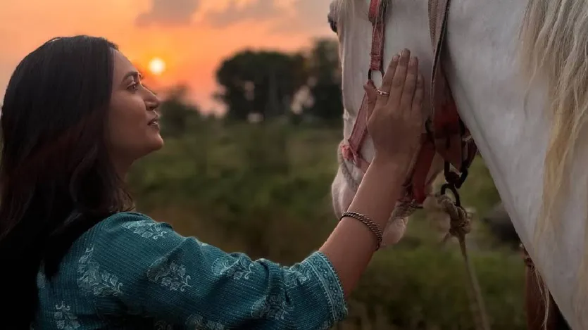 सान्विका आगे कहती हैं- 'उनकी पुरानी फिल्में, जैसे यस बॉस, डुप्लीकेट, बादशाह देखने में मुझे बहुत मजा आता है। ये फिल्में काफी एंटरटेनिंग हैं और ह्यूमर बी है। वो मुझे बहुत पसंद आता है। और हां, उनके बोलने का अंदाज भी शानदार है। मैंने उनके जो भी इंटरव्यू देखे हैं, उनमें उनकी जो हाजिर जवाबी है, वह शानदार होती है।'