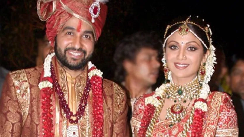 शिल्पा शेट्टी ने 2009 में राज कुंद्रा से शादी की थी, जो कभी शिल्पा के फैन हुआ करते थे। वह शिल्पा के काम के बड़े प्रशंसक थे और जैसे ही अभिनेत्री को देखा उनकी खूबसूरती और व्यक्तित्व से भी बेहद प्रभावित हुए।