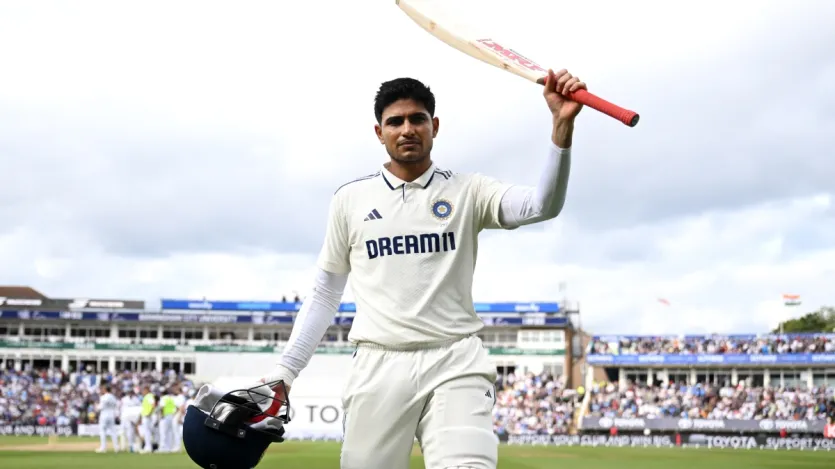 इंग्लैंड के खिलाफ टेस्ट मैच में शुभमन गिल ने कमाल की बल्लेबाजी की है। उनके आगे इंग्लैंड के बॉलर्स के टिक नहीं पाए। पहली पारी में उन्होंने 269 रनों की पारी खेली। इस दौरान उन्होंने 30 चौके और तीन छक्के लगाए। इसी के साथ वह भारतीय टीम के लिए टेस्ट में सबसे बड़ी पारी खेलने वाले कप्तान बन गए।