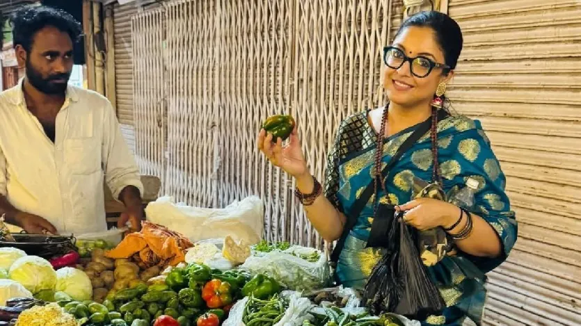 एक यूजर ने पोस्ट पर कमेंट करते हुए लिखा- 'आप सावन में क्या दिखा रही हैं? आप ठीक तो हैं? सावन में व्रत और मटन...' एक और यूजर लिखता है- 'सावन में मांसाहार वर्जित है और आप मटन खा रही हैं। बहुत शर्मनाक।' एक अन्य ने लिखा- 'पशुओं को मारकर पशुपतिनाथ के ही शरण में जाने से पशुपतिनाथ प्रसन्न नहीं होते मैडम। और ये तांत्रिक और उससे संबंधित किताबों से जितना दूर रहेंगी, उतनी ही आपकी मेंटल हेल्थ ठीक रहेगी।' ऐसे ही और भी कई यूजर तनुश्री को इस पोस्ट के चलते निशाने पर लेते दिखे और सावन में मांसाहार को लेकर गुस्सा भी जाहिर किया।