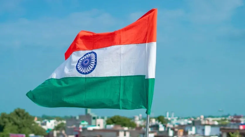 National Flag Day: आज 22 जुलाई है और भारत में इस दिन को राष्ट्रीय ध्वज दिवस के रूप में मनाया जाता है। यह दिन हमारे तिरंगे की शान, उसकी गरिमा और इसके पीछे छिपे गहरे अर्थ को याद करने का मौका देता है। तिरंगा सिर्फ एक झंडा नहीं, बल्कि हमारी आजादी, एकता और सांस्कृतिक विरासत का प्रतीक है। National Flag Day: आज 22 जुलाई है और भारत में इस दिन को राष्ट्रीय ध्वज दिवस के रूप में मनाया जाता है। यह दिन हमारे तिरंगे की शान, उसकी गरिमा और इसके पीछे छिपे गहरे अर्थ को याद करने का मौका देता है। तिरंगा सिर्फ एक झंडा नहीं, बल्कि हमारी आजादी, एकता और सांस्कृतिक विरासत का प्रतीक है।