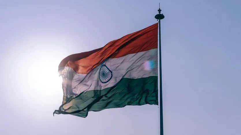 दिलचस्प बात यह है कि हमारे तिरंगे जैसे ही रंग कुछ अन्य देशों के झंडों में भी हैं। हालांकि यह और बात है कि दूसरे देशों के झंडों में जो रंग हैं उनका अर्थ हमारे तिरंगे से कहीं अलग है। आज हम आपको इन देशों के बारे में बताने जा रहे हैं जिनके ध्वज में कमोबेश वही रंग हैं जो हमारे तिरंगे में हैं। दिलचस्प बात यह है कि हमारे तिरंगे जैसे ही रंग कुछ अन्य देशों के झंडों में भी हैं। हालांकि यह और बात है कि दूसरे देशों के झंडों में जो रंग हैं उनका अर्थ हमारे तिरंगे से कहीं अलग है। आज हम आपको इन देशों के बारे में बताने जा रहे हैं जिनके ध्वज में कमोबेश वही रंग हैं जो हमारे तिरंगे में हैं।