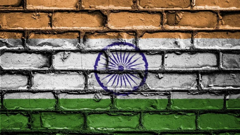 भारत के राष्ट्रीय ध्वज तिरंगे को 22 जुलाई 1947 को संविधान सभा द्वारा अपनाया गया था। इसकी डिजाइन पिंगली वेंकैया ने तैयार की थी। तिरंगे के तीन रंगों में केसरिया रंग हिम्मत, बलिदान और त्याग का प्रतीक है। सफेद रंग शांति, सच्चाई और पवित्रता का प्रतीक है। हरा रंग समृद्धि, उर्वरता और विकास का प्रतीक है। वहीं, अशोक चक्र सम्राट अशोक के धर्मचक्र से प्रेरित है जो प्रगति और गतिशीलता के बारे में बताता है। भारत के राष्ट्रीय ध्वज तिरंगे को 22 जुलाई 1947 को संविधान सभा द्वारा अपनाया गया था। इसकी डिजाइन पिंगली वेंकैया ने तैयार की थी। तिरंगे के तीन रंगों में केसरिया रंग हिम्मत, बलिदान और त्याग का प्रतीक है। सफेद रंग शांति, सच्चाई और पवित्रता का प्रतीक है। हरा रंग समृद्धि, उर्वरता और विकास का प्रतीक है। वहीं, अशोक चक्र सम्राट अशोक के धर्मचक्र से प्रेरित है जो प्रगति और गतिशीलता के बारे में बताता है।