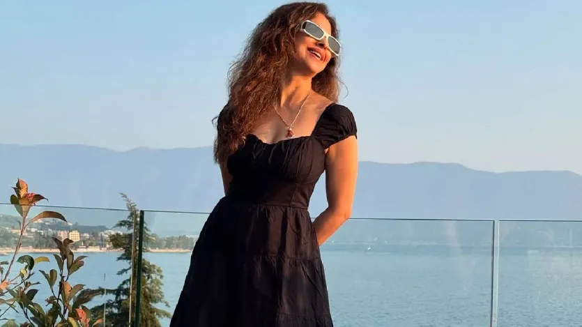 एक यूजर ने फोटो पर कमेंट करते हुए लिखा- 'क्या खूब, अभी तक वैसी की वैसी।' एक अन्य ने लिखा - 'आप अभी भी वैसी ही लगती हैं, देखकर रंगीला याद आ गई। बहुत खूबसूरत।' एक और लिखता है- 'आप 1995 में भी बेहद खूबसूरत थीं और आज भी आपकी वही ख़ूबसूरती बरकरार है। लग रहा है जैसे आपकी उम्र 25 साल पीछे चली गई है।' एक यूजर ने फोटो पर कमेंट करते हुए लिखा- 'क्या खूब, अभी तक वैसी की वैसी।' एक अन्य ने लिखा - 'आप अभी भी वैसी ही लगती हैं, देखकर रंगीला याद आ गई। बहुत खूबसूरत।' एक और लिखता है- 'आप 1995 में भी बेहद खूबसूरत थीं और आज भी आपकी वही ख़ूबसूरती बरकरार है। लग रहा है जैसे आपकी उम्र 25 साल पीछे चली गई है।'