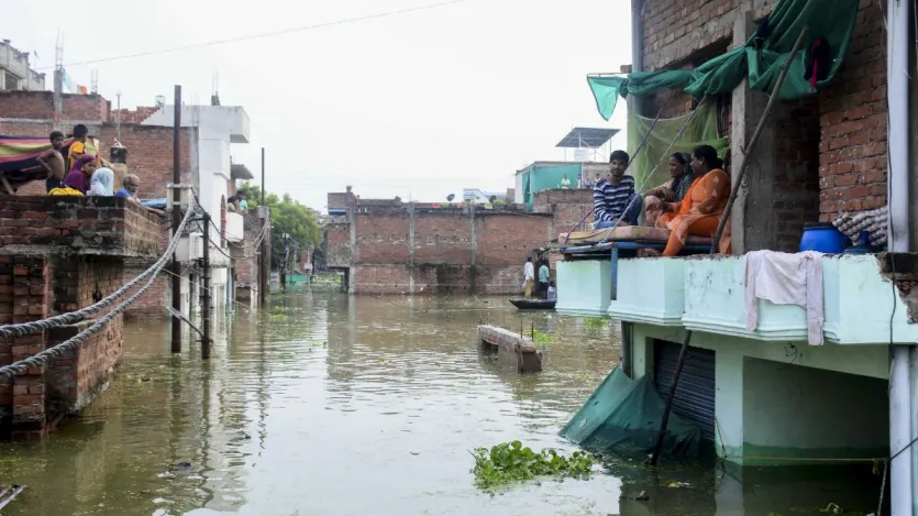 वाराणसी के भी कई इलाके बाढ़ की चपेट में आ गए हैं। यह तस्वीर वाराणसी के बाढ़ प्रभावित इलाके की है। तस्वीर में देखा जा सकता है कि लोग किस हालात में जी रहे हैं।
