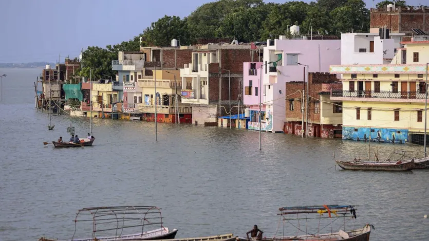 प्रयागराज में सदर तहसील के अंतर्गत आने वाले 107 वार्ड एवं मोहल्ले बाढ़ से प्रभावित हैं जिनमें राजापुर, बेली कछार, चांदपुर सलोरी, गोविंदपुर, छोटा बघाड़ा और बड़ा बघाड़ा प्रमुख रूप से प्रभावित हैं। वहीं, ग्रामीण क्षेत्रों में फूलपुर तहसील के 18, सोरांव के आठ, मेजा के 12, बारा तहसील के आठ और हंडिया तहसील के छह गांव बाढ़ की चपेट में हैं। 